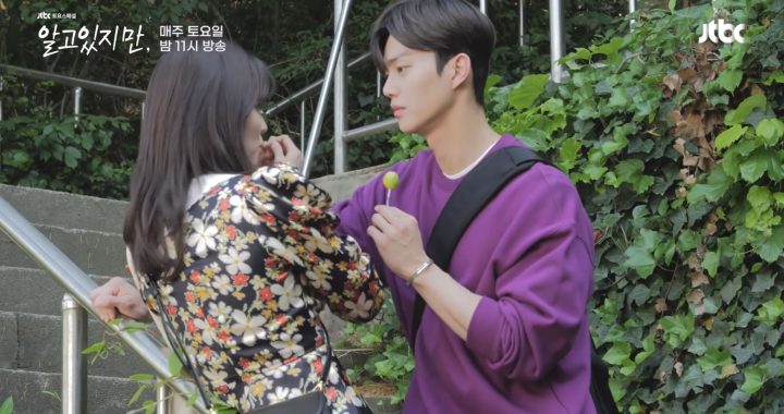 ซงคัง(Song Kang) และฮันโซฮี(Han So Hee) ขี้เล่นขณะถ่ายทำฉากจูบอมยิ้มใน “Nevertheless”