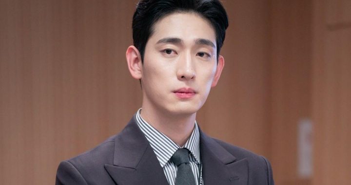 ยุนพัค(Yoon Park) เป็นนักอุตุนิยมวิทยาที่ฉลาดและเป็นมืออาชีพในละครโรแมนติกในออฟฟิศเรื่องใหม่