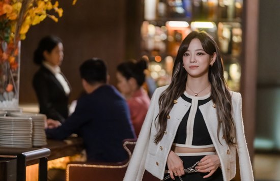 คิมเซจอง(Kim Sejeong) ปลอมเป็นแชโบล นัดบอดกับอันฮโยซอบ(Ahn Hyo Seop) ใน “A Business Proposal”