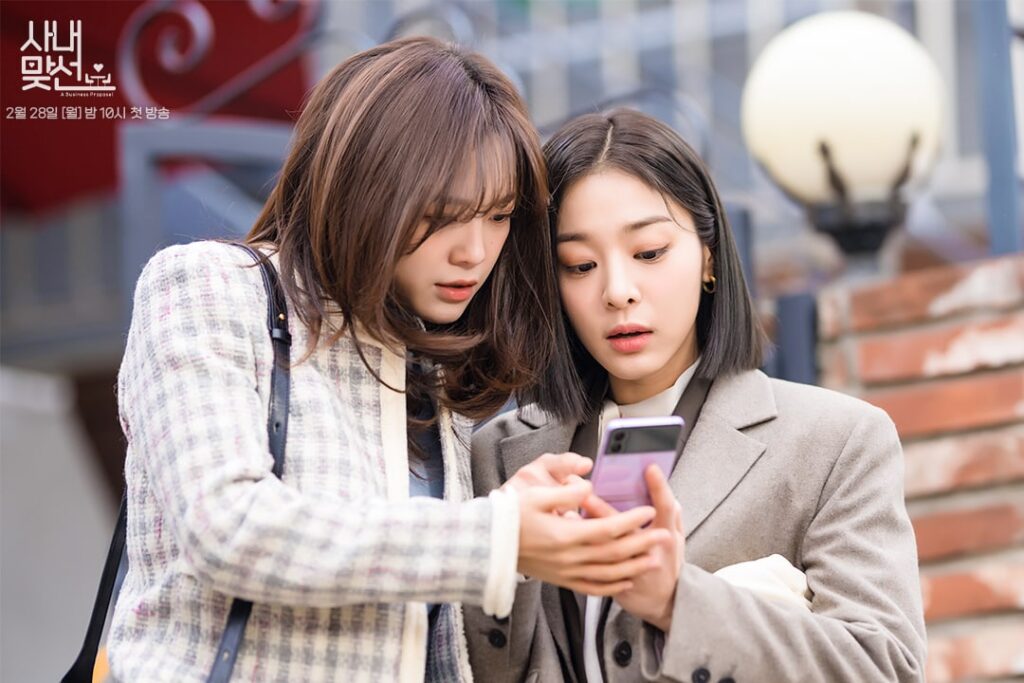 คิมเซจอง(Kim Sejeong) และซอลอินอา(Seol In Ah) ที่ดูเหมือนกันจนแยกไม่ออกในในละครเรื่องใหม่ “Business Proposal”