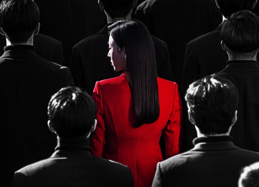 ซอฮยอนจิน(Seo Hyun Jin) แสดงความสามารถมากมายของเธอในโปสเตอร์สำหรับละครเรื่องใหม่ “Why Her?”