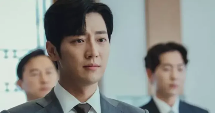 อีซังยอบ(Lee Sang Yeob) เป็นนักการเมืองดาวรุ่งที่พร้อมจะทิ้งทุกอย่างเพื่อซอเยจี(Seo Ye Ji) ในละครเรื่องใหม่ “Eve”