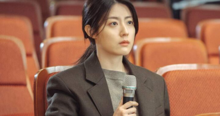 นัมจีฮยอน(Nam Ji Hyun) กลายเป็นนักข่าวข่าวที่ร้อนแรงสำหรับละครเรื่องใหม่ “Little Women” นำแสดงโดยคิมโกอึน(Kim Go Eun) และพัคจีฮู(Park Ji Hu)