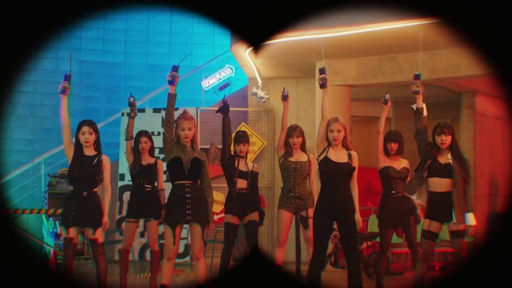 TWICE พูดถึงความรักในเอ็มวีคัมแบ็ค 'Talk that Talk'