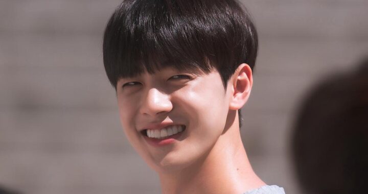 คิมฮยอนจิน(Kim Hyun Jin) เป็นนักศึกษาแพทย์ที่หล่อและเชียร์ลีดเดอร์น้องใหม่ในละครเรื่อง “Cheer Up”