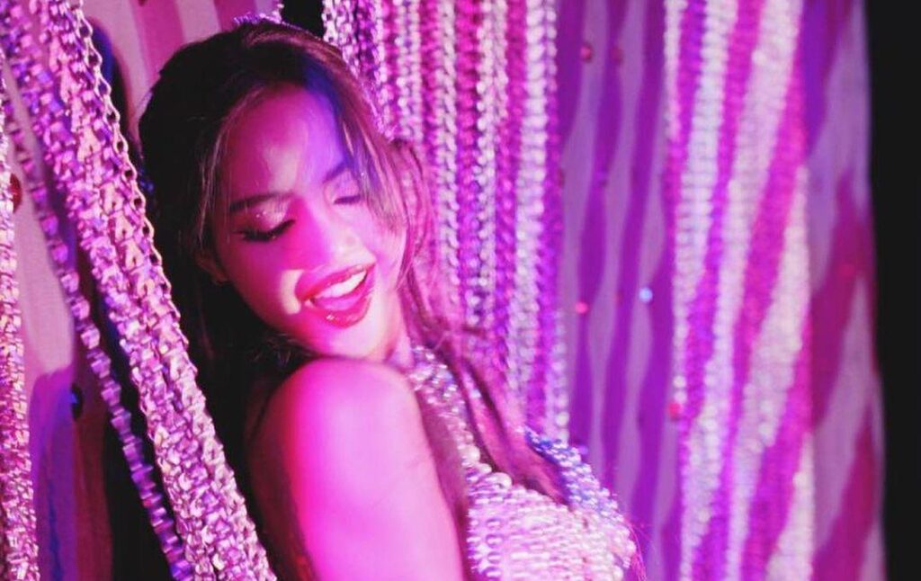 ลิซ่า(Lisa) วง BLACKPINK แชร์ภาพถ่ายอันน่าทึ่งจากการแสดง Crazy Horse ที่ปารีส
